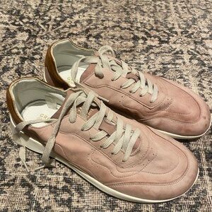 Groundies Sneakers‎